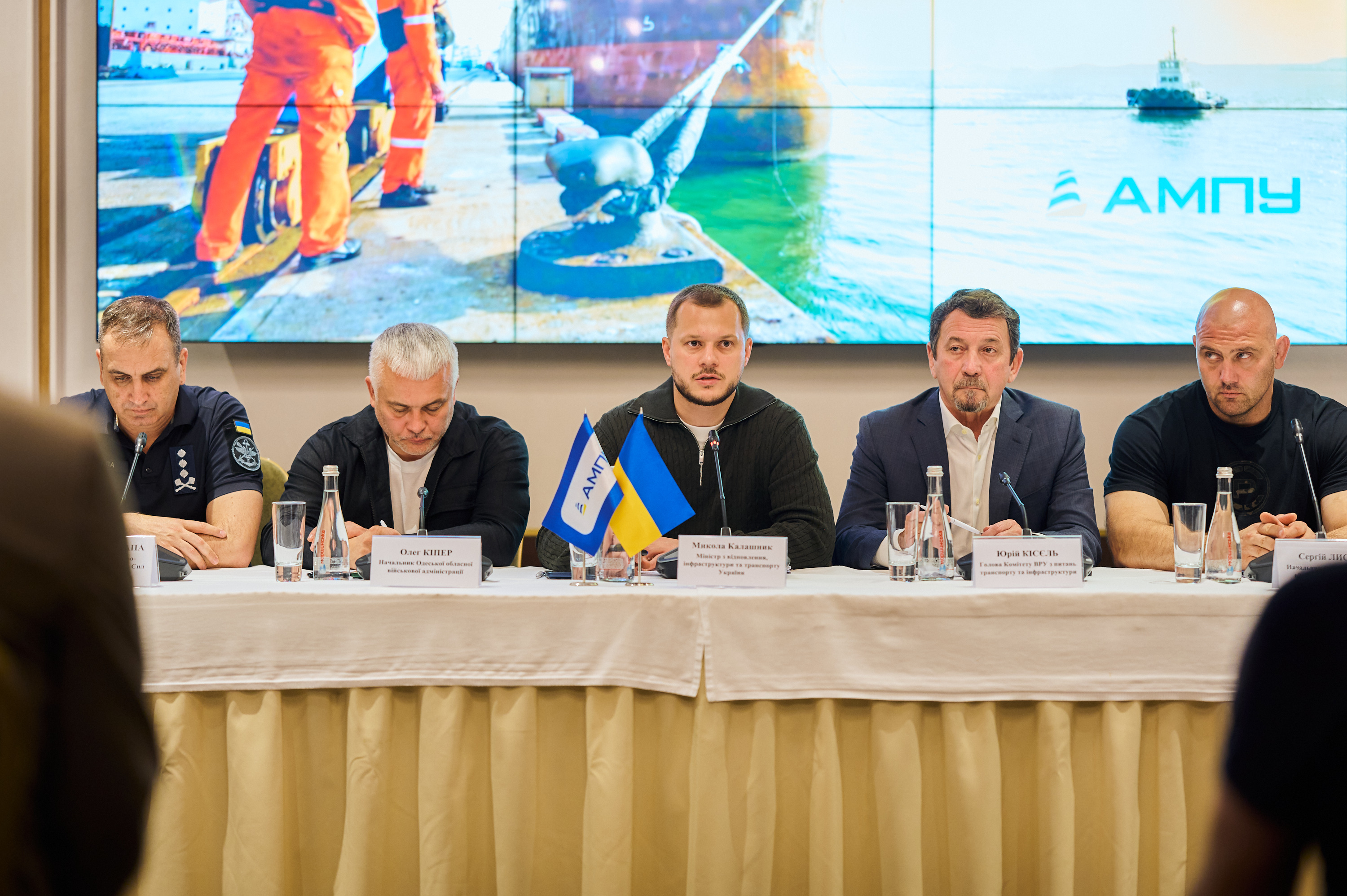  У Мінінфраструктури обговорили захист морського коридору та альтернативні маршрути для вантажів 