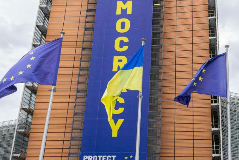  Єврокомісія підняла прапор України у Брюсселі напередодні Дня Незалежності 