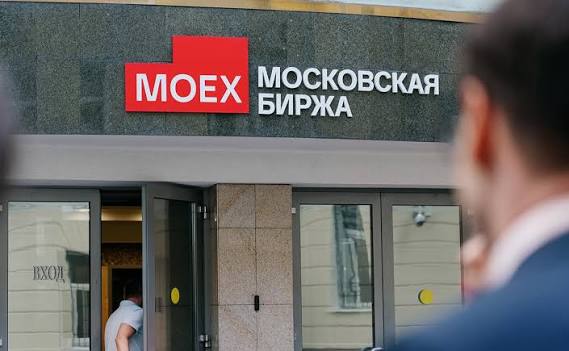 Російський фондовий ринок обвалився на тлі заяв Лаврова про війну