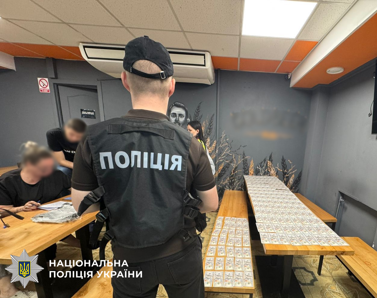  У Києві затримали жінку, яка за 18 тисяч доларів обіцяла «бронь» та виїзд за кордон 