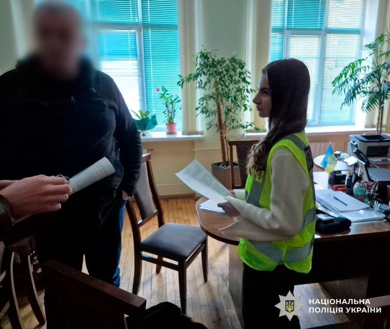 Посадовця Подільської РДА підозрюють у невиплаті допомоги дітям-сиротам на 425 тисяч гривень 