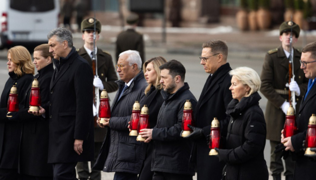 Зеленський з іноземними гостями на Майдані вшанував пам’ять полеглих героїв 