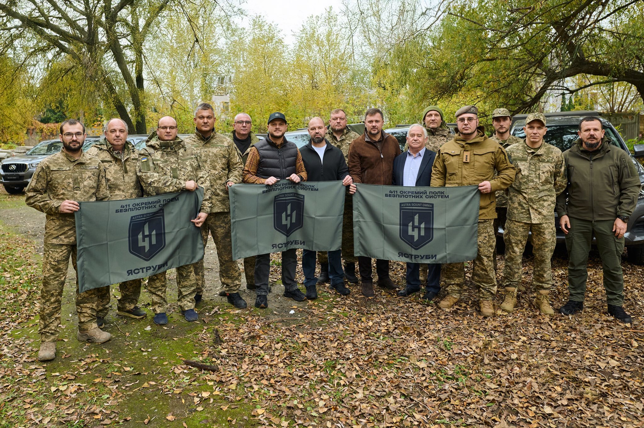  Микола Калашник: Київщина передала десяток нових пікапів 411 окремому полку безпілотних систем «Яструби» 