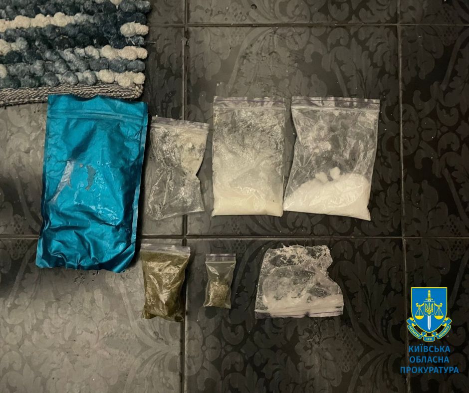  На Київщині викрито групу осіб, які збували психотропні та наркотичні засоби в особливо великих розмірах 