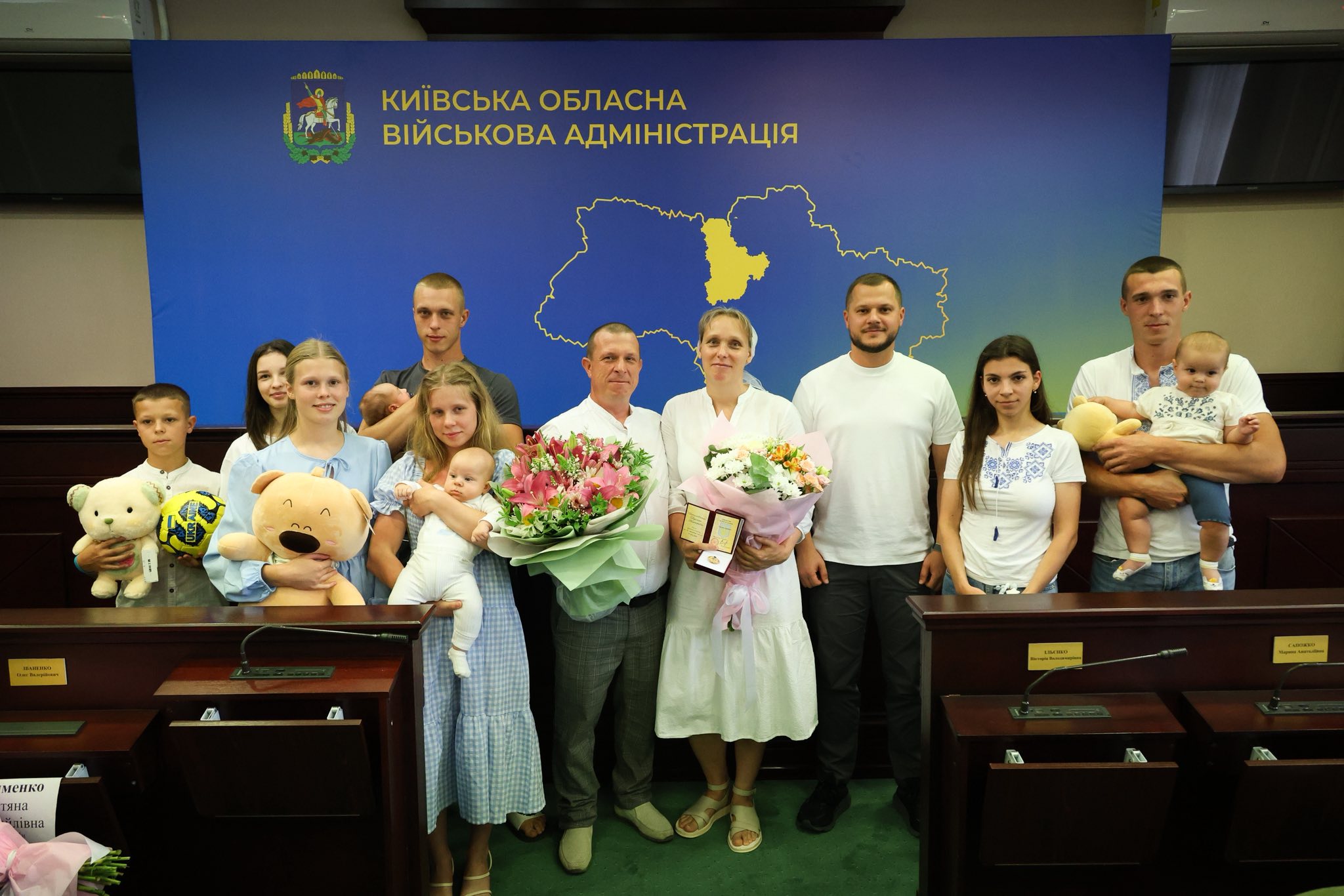  Микола Калашник вручив державну нагороду «Мати-героїня» багатодітним жінкам Київщини 