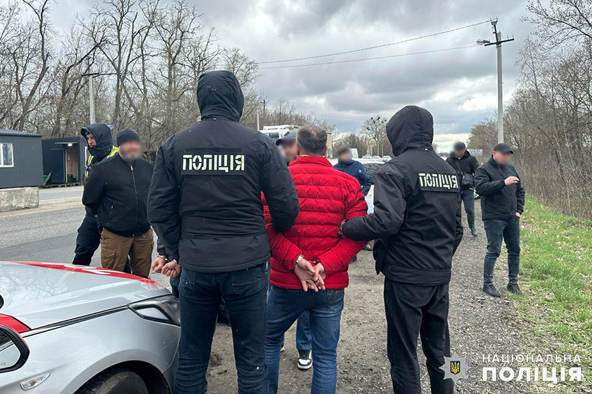  На Хмельниччині поліцейські затримали групу іноземців, підозрюваних у вимаганні, розбої та викраденні авто 
