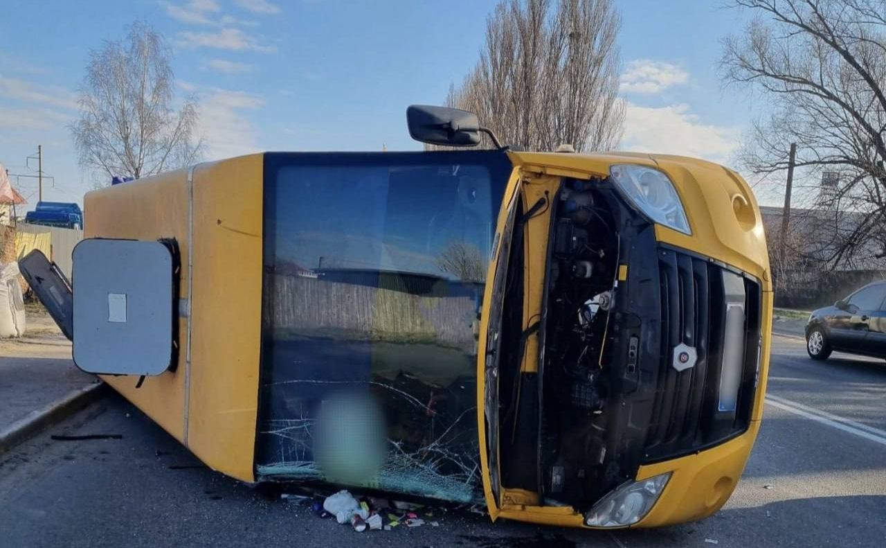  У Вишневому перевернулась маршрутка: п’ять пасажирів забрала «швидка» 