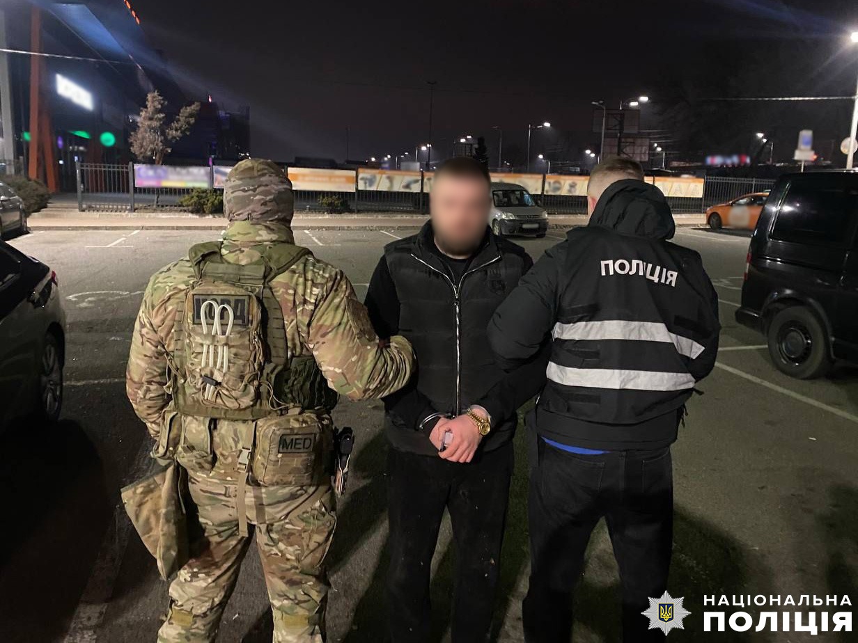 Представились правоохоронцями та погрожували відкрити вогонь по військовим: поліція Чернігівщини затримала групу озброєних зловмисників