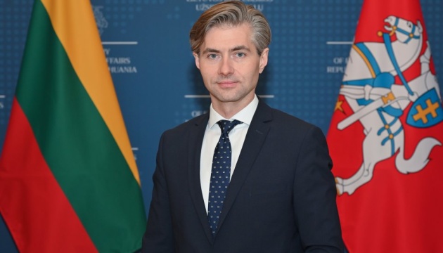  Глава МЗС Литви підтримав спортсменку, яку зняли з ЧС через футболку з антиросійським написом 