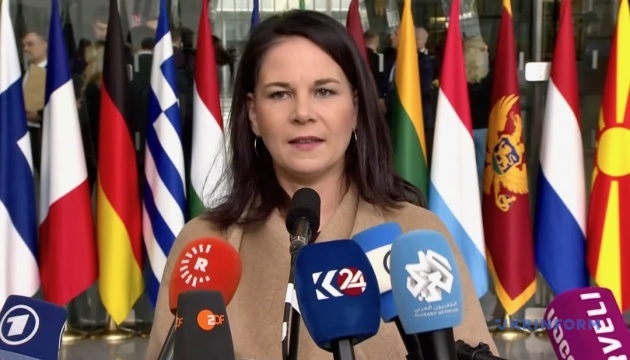  Бербок ухилилася від коментаря про небажання Шольца говорити про членство України в НАТО 