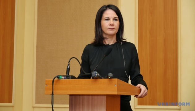  Бербок підтримала ідею постачання Заходом далекобійних ракет для України 