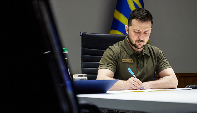  Зеленський підписав закон про збільшення військових витрат на 500 мільярдів 