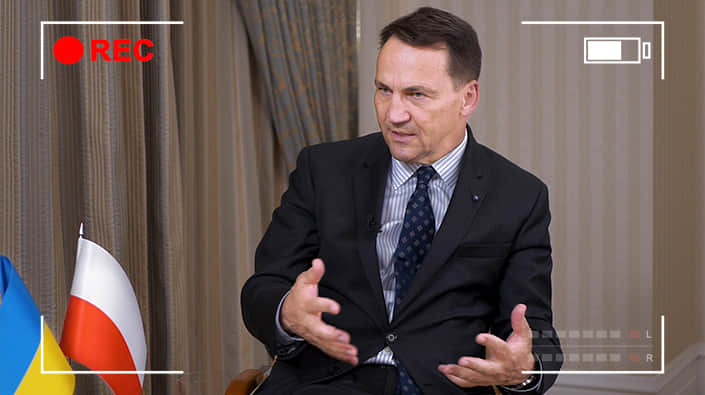  Радек Сікорський: "У Варшаві мене стриже українець. Хіба він не має натомість захищати Україну?" 
