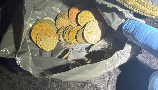  З України намагалися вивезти колекцію старовинних монет, схованих у дитячих речах 