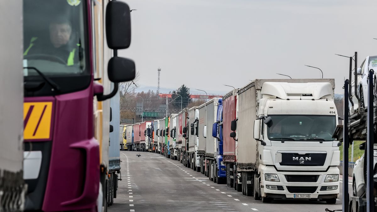  На кордоні з Польщею у чергах стоять близько 3 тисяч вантажівок 