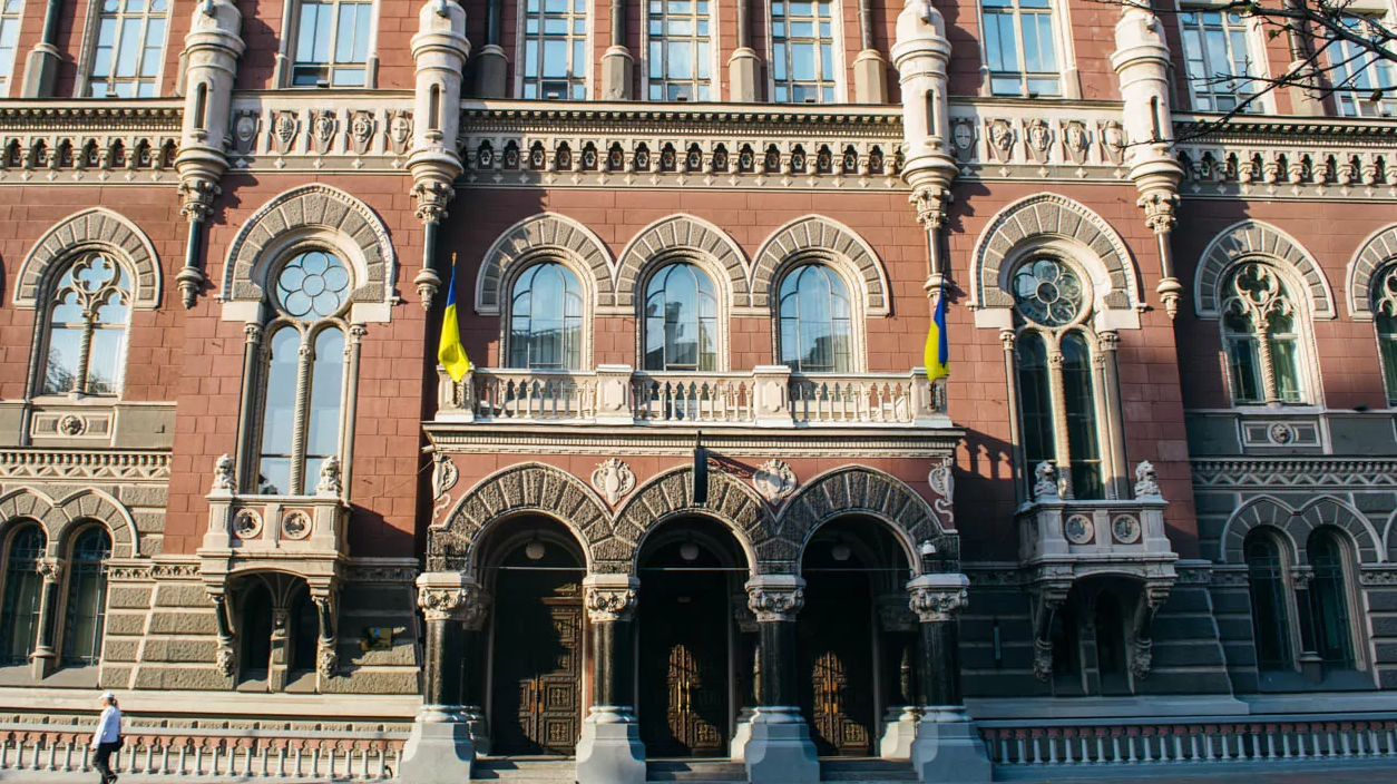  Нацбанк вивчає питання про обмеження карткових переказів і лімітів для переказів через термінали 