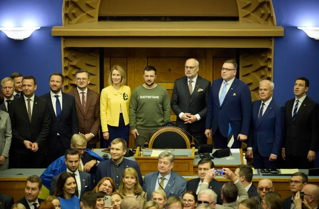  Прем'єрка Естонії подарувала Зеленському світшот із написом Kaitsetahe: що це значить 