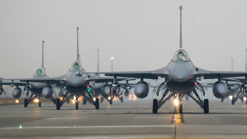  Винищувачі F-16: стало відомо, що затягує навчання українських пілотів 