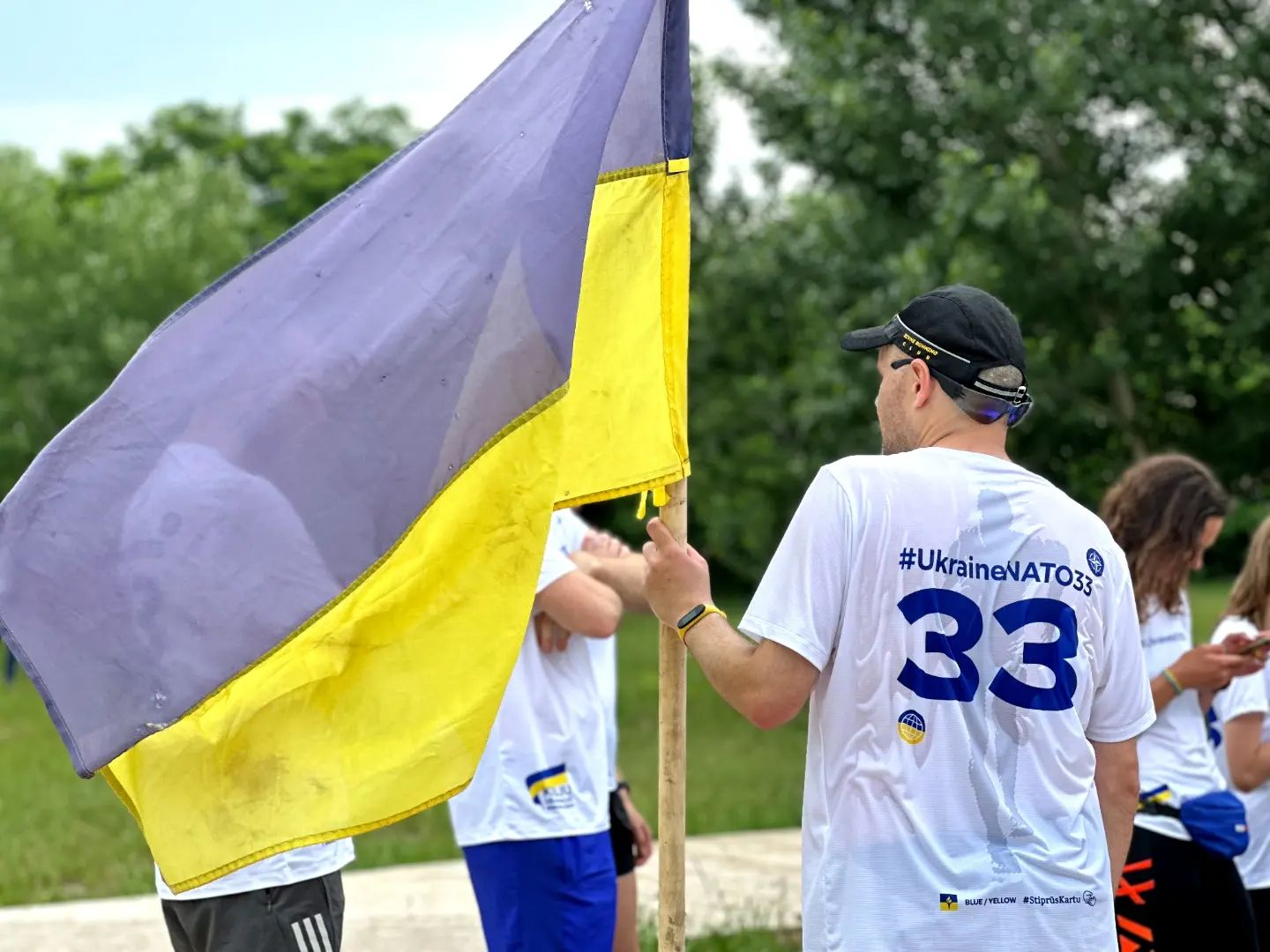  Прапор України з Бахмута – на саміт НАТО: команда українських бігунів передала стяг на кордоні з Польщею друзям з Литви 