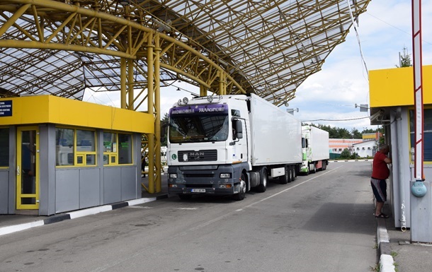  Українські аграрії заблокують в’їзд польським вантажівкам 