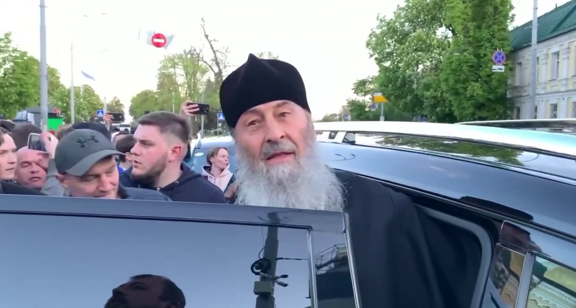  Митрополита УПЦ МП випровадили з Лаври під вигуки "Онуфрія на обмін"  