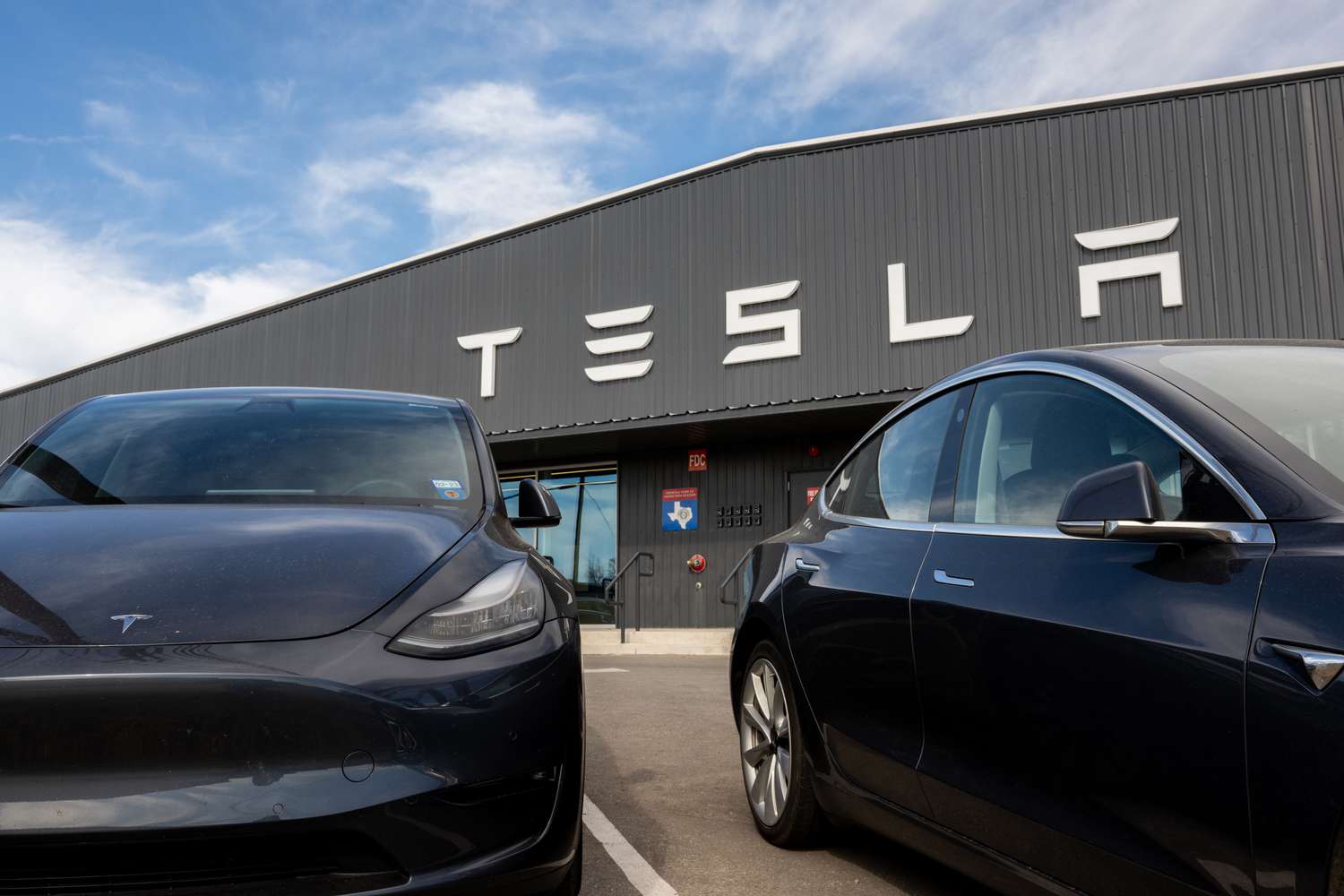  Ford услід за Tesla вдруге знижує ціни на електрокари 