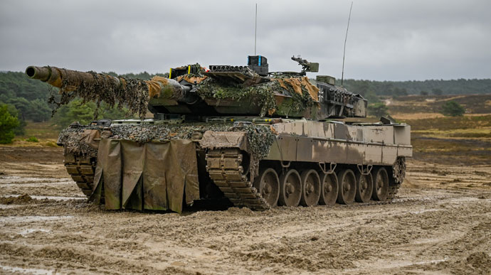  Українські військові в Німеччині завершують навчання на танку Leopard 2 