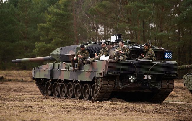  У Польщі готові створити центр обслуговування танків Leopard, які буде надано Україні 