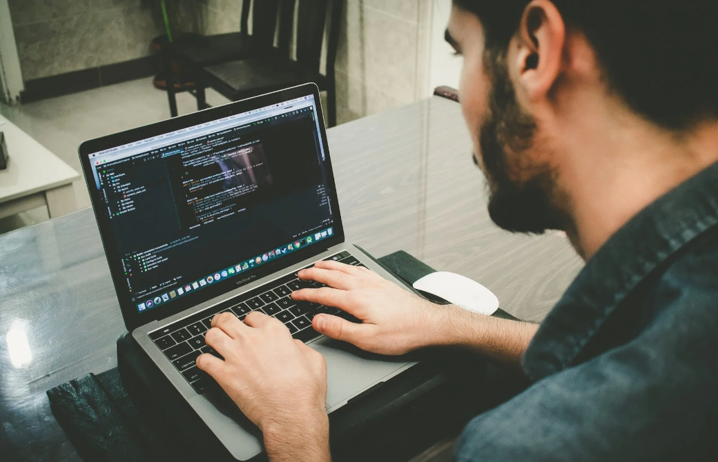  60% IT-фахівців зберегли заробіток попри блекаути, 2% втратили роботу – дослідження 