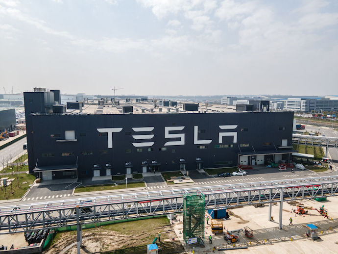  Tesla призупинила виробництво на своєму заводі в Шанхаї 