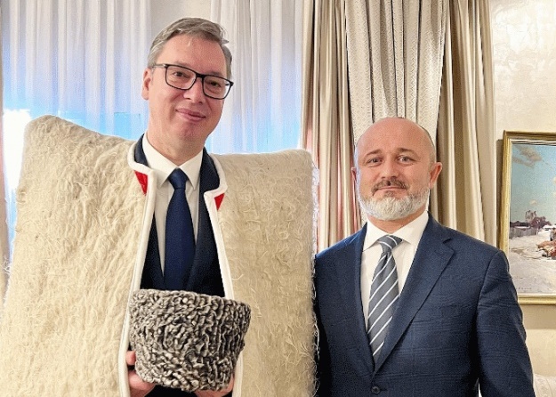  Президент Сербії сфотографувався у чеченському одязі з радником Кадирова 