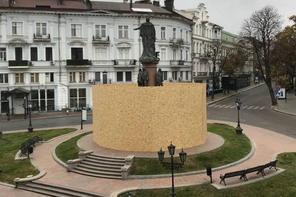  В Одесі Катерину II чекає демонтаж: пам'ятник російській імператриці закрили дерев'яним парканом  
