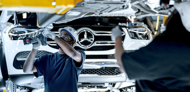  Mercedes-Benz остаточно пішов з Росії. Його завод, який відкривав особисто Путін, продано 