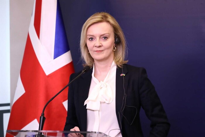  Прем’єрка Британії після критики була змушена відмовитися від спірного податкового плану 