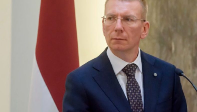  Глава МЗС Латвії зробив попередження людям, які вирішать отримати паспорт РФ 