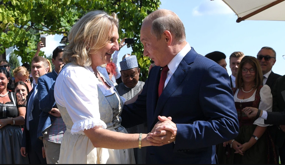  Ексглава МЗС Австрії, яка танцювала на весіллі з Путіним, виїхала з країни нібито через погрози 