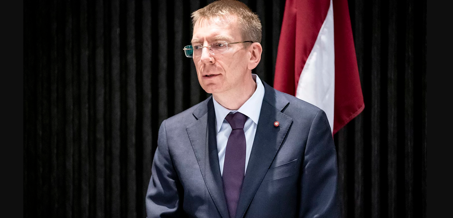 Глава МИД Латвии потроллил Захарову через украинский борщ 