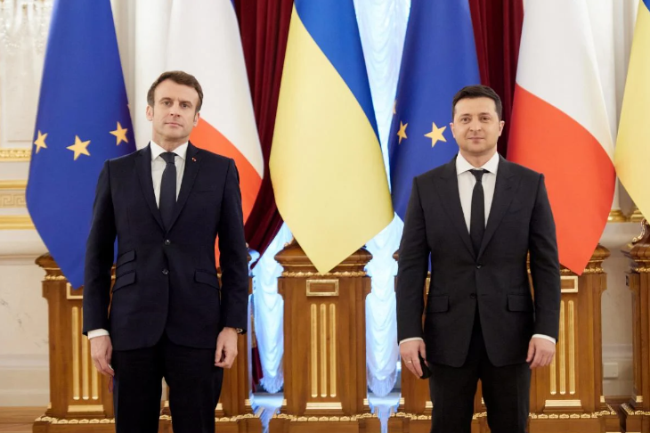  Зеленский резко ответил Макрону, который призвал "не унижать Россию" 