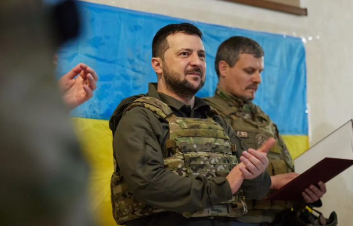  Зеленский приехал на передовую и вручил награды воинам, защищающим Харьковщину 