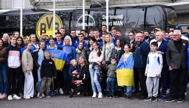  Футболісти «Динамо» зустрілися у Дортмунді з українськими біженцями 