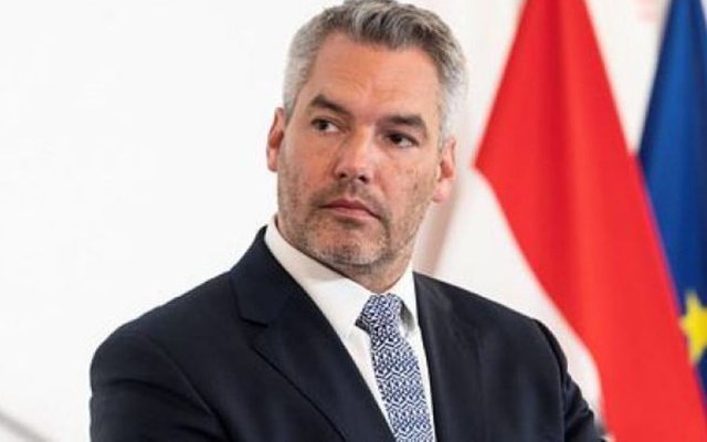  Жорстко, відверто й без рукостискань: канцлер Австрії провів переговори з Путіним 