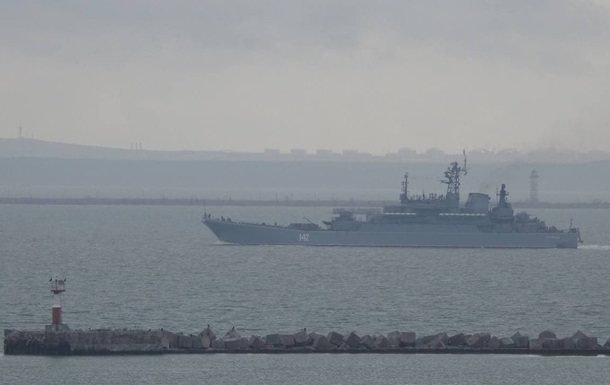  Российские военные корабли проследовали в Азовское море 