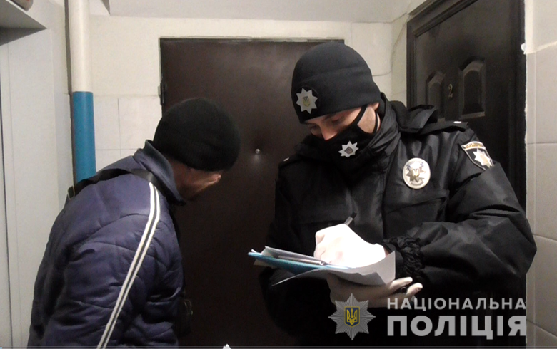  Столичні поліцейські затримали чоловіка за пограбування квартири киянки та зберігання наркотиків 