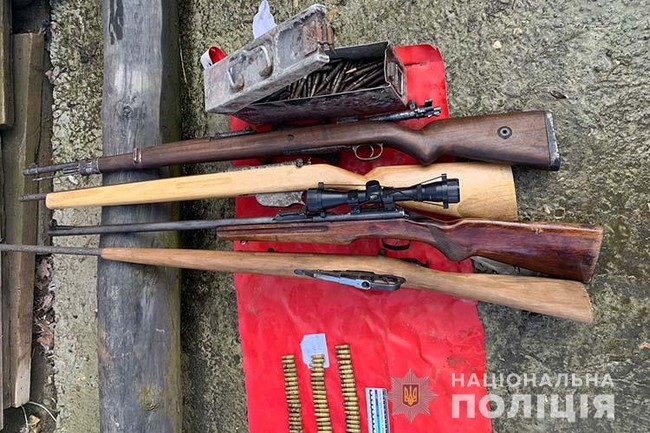  На Тернопільщині викрили викладача, який зберігав у будинку арсенал зброї та набоїв 