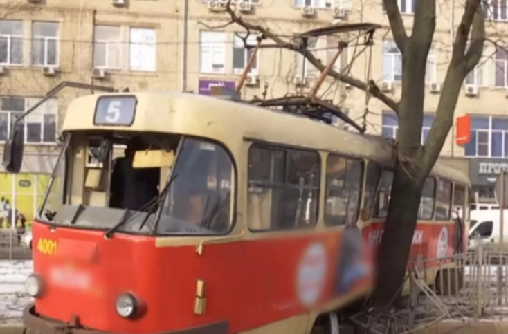  В Харькове трамвай на полной скорости врезался в дерево, пострадали пассажиры 