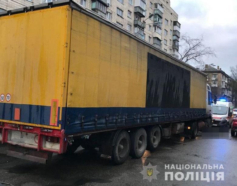  Столичні поліцейські з’ясовують обставини дорожньо-транспортної пригоди, у якій загинула жінка 