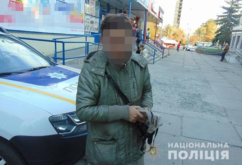  Суд призначив покарання жінці за скоєння крадіжки з камери схову столичного супермаркету 