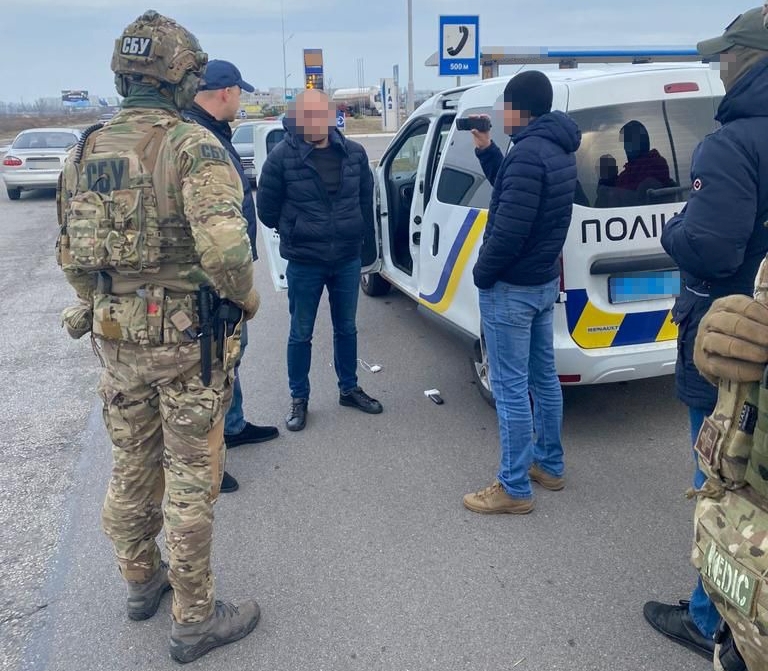  Поліцейський та адвокатесса вимагали «відкупні» в учасника ДТП 