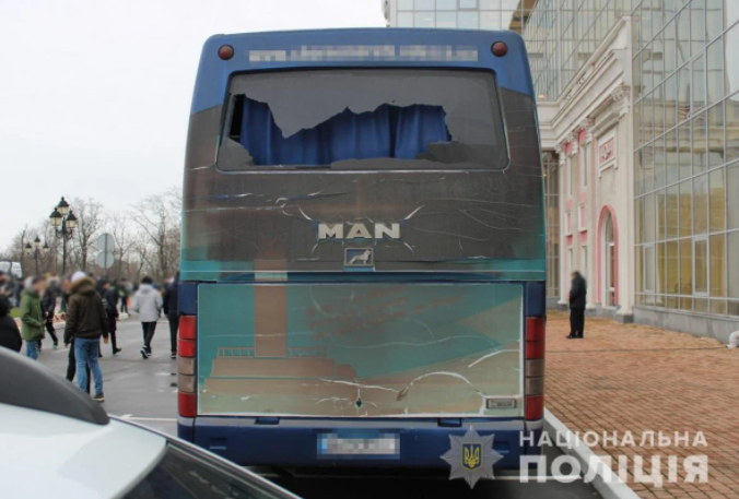  В Одессе фанаты разгромили автобус с игроками ФК "Черноморец": полиция открыла дело 
