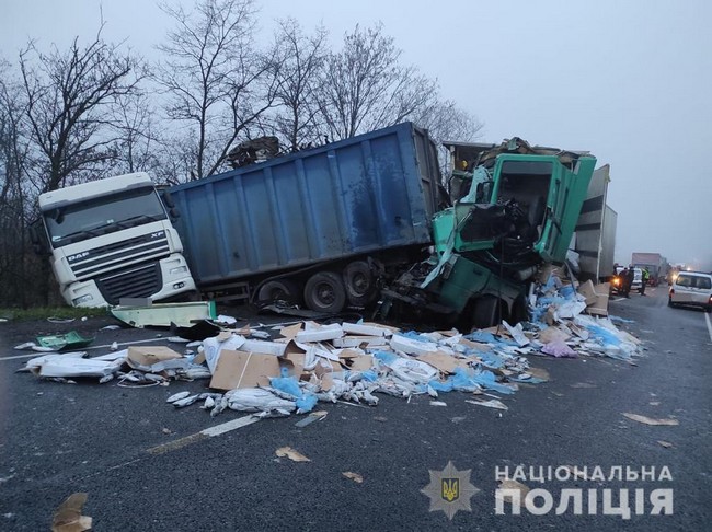  На Миколаївщині у ДТП за участю двох вантажівок DAF загинув один із водіїв  